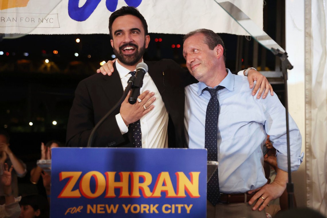 Den demokratiske borgmästarkandidaten Zohran Mamdani talar på scenen med medkandidaten Comptroller Brad Lander vid hans kampanjfest efter primärvalet, onsdagen den 25 juni 2025, i New York. Foto: Heather Khalifa/AP/NTB Den demokratiske borgmästarkandidaten Zohran Mamdani talar på scenen med medkandidaten Comptroller Brad Lander vid hans kampanjfest efter primärvalet, onsdagen den 25 juni 2025, i New York. Foto: Heather Khalifa/AP/NTB