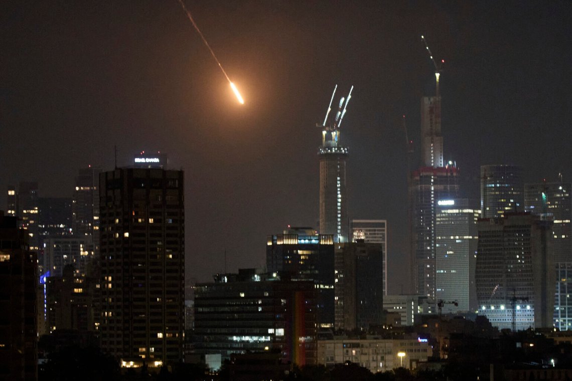 Ljusspåret från en projektil syns innan den träffar Tel Aviv, Israel, tidigt på lördagen den 14 juni 2025. Foto: Leo Correa/AP /NTB Ljusspåret från en projektil syns innan den träffar Tel Aviv, Israel, tidigt på lördagen den 14 juni 2025. Foto: Leo Correa/AP /NTB