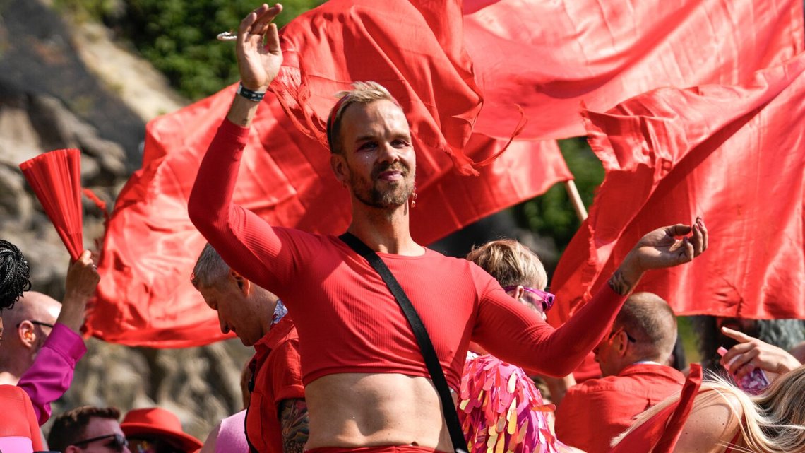 TV-personligheten och Pride-aktivisten Morten Hegseth (39) försvarar en starkt sexualiserad Pride-parad och anser att det är en dag för "horor med ryggrad" Foto: Javad Parsa / NTB TV-personligheten och Pride-aktivisten Morten Hegseth (39) försvarar en starkt sexualiserad Pride-parad och anser att det är en dag för "horor med ryggrad" Foto: Javad Parsa / NTB