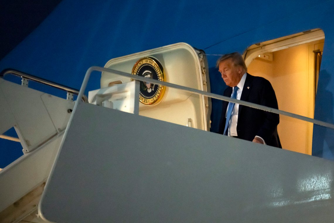 Donald Trump landstiger från Air Force One vid Andrews-basen i Maryland efter att ha lämnat G7-toppmötet i Kanada den 17 juni 2025. Foto: Mark Schiefelbein / AP / NTB. Donald Trump landstiger från Air Force One vid Andrews-basen i Maryland efter att ha lämnat G7-toppmötet i Kanada den 17 juni 2025. Foto: Mark Schiefelbein / AP / NTB.