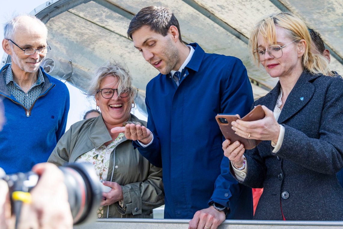 Drøbak 20250603. Klimat- och miljöminister Andreas Bjelland Eriksen (Ap) tillsammans med Oslofjordrådet på kryssning i Oslofjorden. Här tillsammans med borgmästare i Horten Christina Bratli och borgmästare i Halden Christina Bratli AP. Längst till vänster Gunnar Sander från Niva. Foto: Tor Erik Schrøder / NTB Drøbak 20250603. Klimat- och miljöminister Andreas Bjelland Eriksen (Ap) tillsammans med Oslofjordrådet på kryssning i Oslofjorden. Här tillsammans med borgmästare i Horten Christina Bratli och borgmästare i Halden Christina Bratli AP. Längst till vänster Gunnar Sander från Niva. Foto: Tor Erik Schrøder / NTB