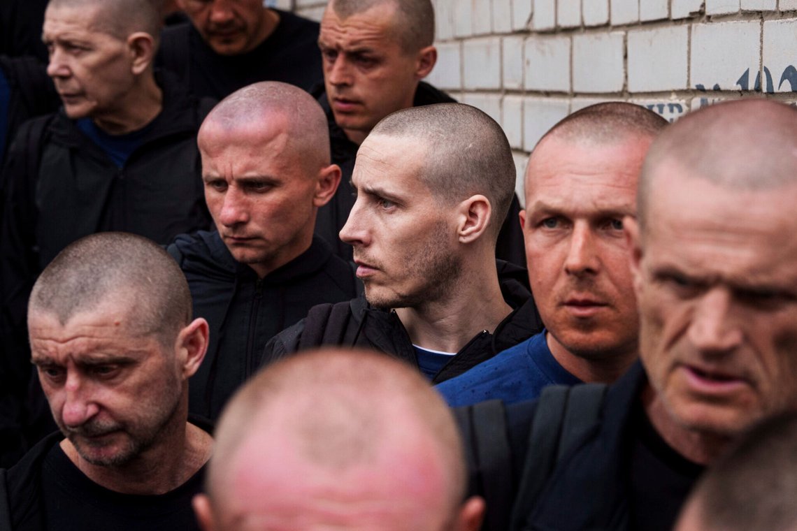 Ukrainska soldater går efter ett utbyte av krigsfångar mellan Ryssland och Ukraina, i Tjernivtsi-regionen i Ukraina den 24 maj 2025. Foto: Evgeniy Maloletka / AP / NTB. Ukrainska soldater går efter ett utbyte av krigsfångar mellan Ryssland och Ukraina, i Tjernivtsi-regionen i Ukraina den 24 maj 2025. Foto: Evgeniy Maloletka / AP / NTB.
