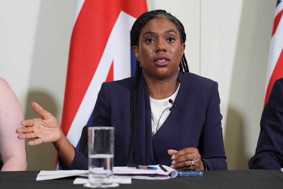 Konservativa partiets ledare Kemi Badenoch talar under en presskonferens vid Royal Institution of Chartered Surveyors i centrala London, 17 juni 2025. Foto: Lucy North/PA via AP Konservativa partiets ledare Kemi Badenoch talar under en presskonferens vid Royal Institution of Chartered Surveyors i centrala London, 17 juni 2025. Foto: Lucy North/PA via AP