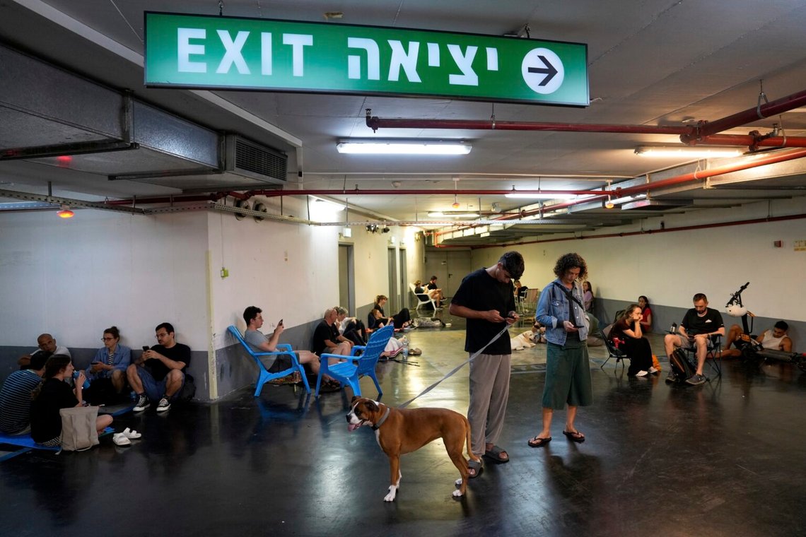Människor sökte skydd i Tel Aviv när flyglarm sirener utlöstes återigen på söndagskvällen. Foto: Baz Ratner / AP / NTB Människor sökte skydd i Tel Aviv när flyglarm sirener utlöstes återigen på söndagskvällen. Foto: Baz Ratner / AP / NTB