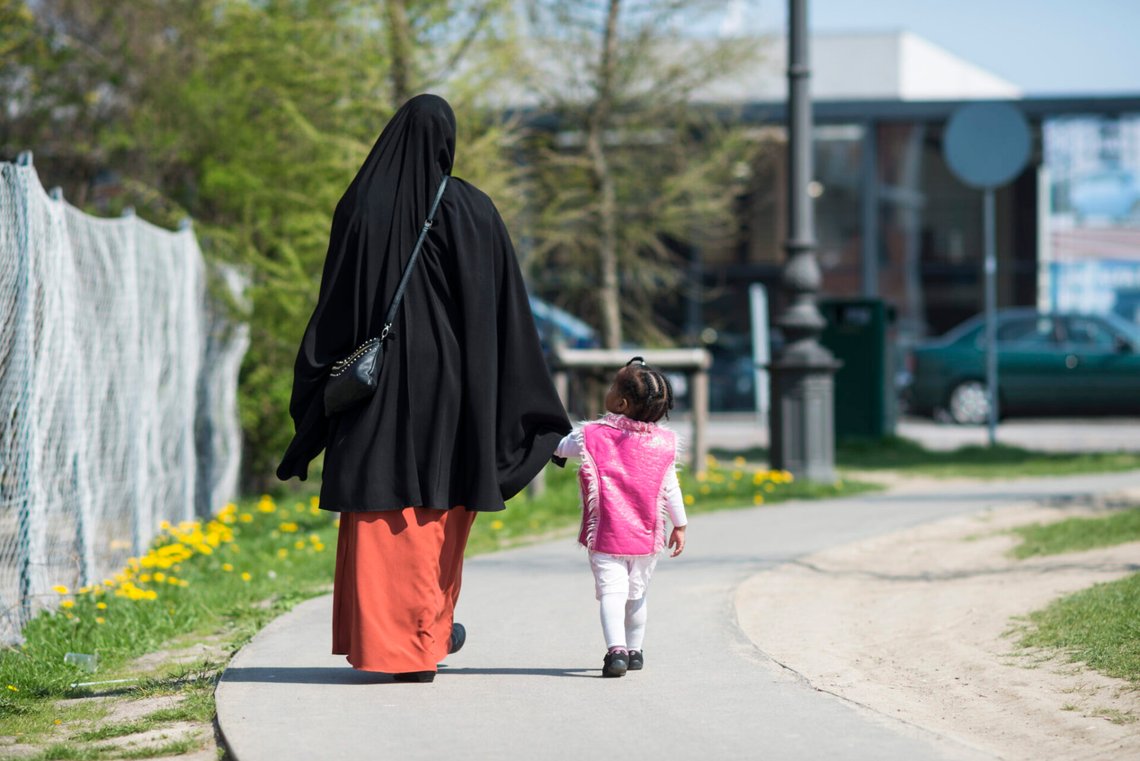 En muslimsk kvinna och hennes barn går på Nørrebro i Köpenhamn. Foto: Christian Lindgren / Ritzau Scanpix / NTB. En muslimsk kvinna och hennes barn går på Nørrebro i Köpenhamn. Foto: Christian Lindgren / Ritzau Scanpix / NTB.