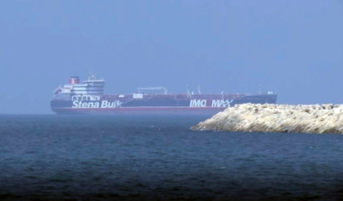 Iran hotar att stänga det viktiga Hormuzsundet, genom vilket 20 procent av världens olje- och gasexport passerar. Men USA:s ökande energiproduktion skulle kunna minska skadorna. Foto: AP / NTB Iran hotar att stänga det viktiga Hormuzsundet, genom vilket 20 procent av världens olje- och gasexport passerar. Men USA:s ökande energiproduktion skulle kunna minska skadorna. Foto: AP / NTB