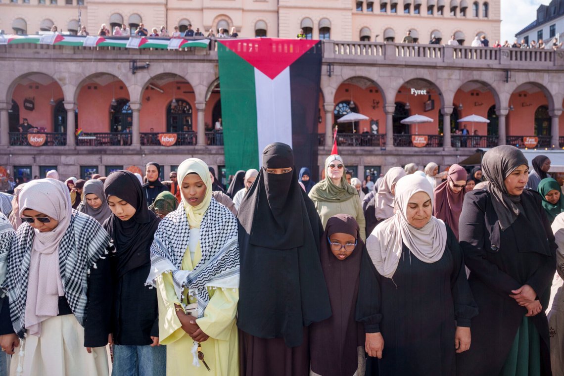 Fredagsbön och Palestina-demonstration på Youngstorget i Oslo den 27 juni 2025. Foto: Javad Parsa / NTB. Fredagsbön och Palestina-demonstration på Youngstorget i Oslo den 27 juni 2025. Foto: Javad Parsa / NTB.