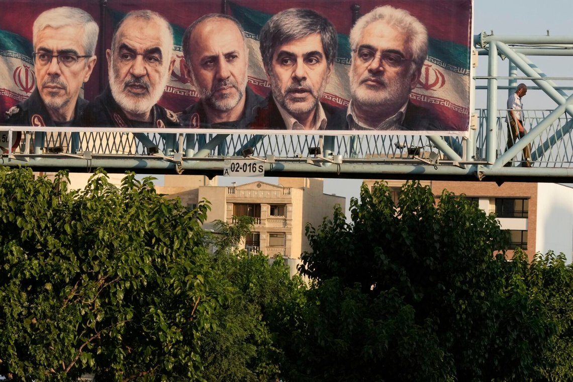 En man går förbi en skylt som visar bilder på iranska högt uppsatta befälhavare och forskare som dödats i israeliska attacker tidigt på fredagen i Teheran, Iran, den 13 juni 2025. Foto: Vahid Salemi/AP Photo En man går förbi en skylt som visar bilder på iranska högt uppsatta befälhavare och forskare som dödats i israeliska attacker tidigt på fredagen i Teheran, Iran, den 13 juni 2025. Foto: Vahid Salemi/AP Photo