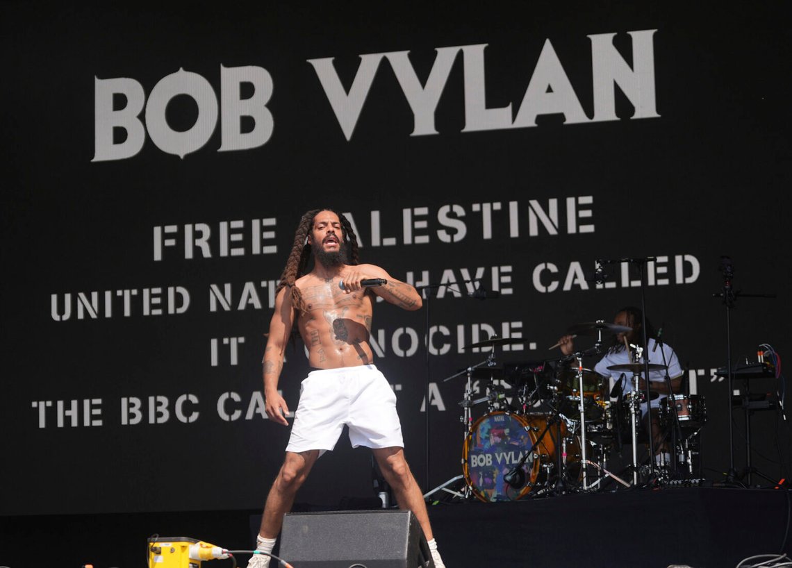 Bob Vylan uppträder på West Holts Stage under Glastonbury-festivalen på Worthy Farm i Somerset, England, lördagen den 28 juni 2025. Foto: Yui Mok/PA via AP/NTB Bob Vylan uppträder på West Holts Stage under Glastonbury-festivalen på Worthy Farm i Somerset, England, lördagen den 28 juni 2025. Foto: Yui Mok/PA via AP/NTB