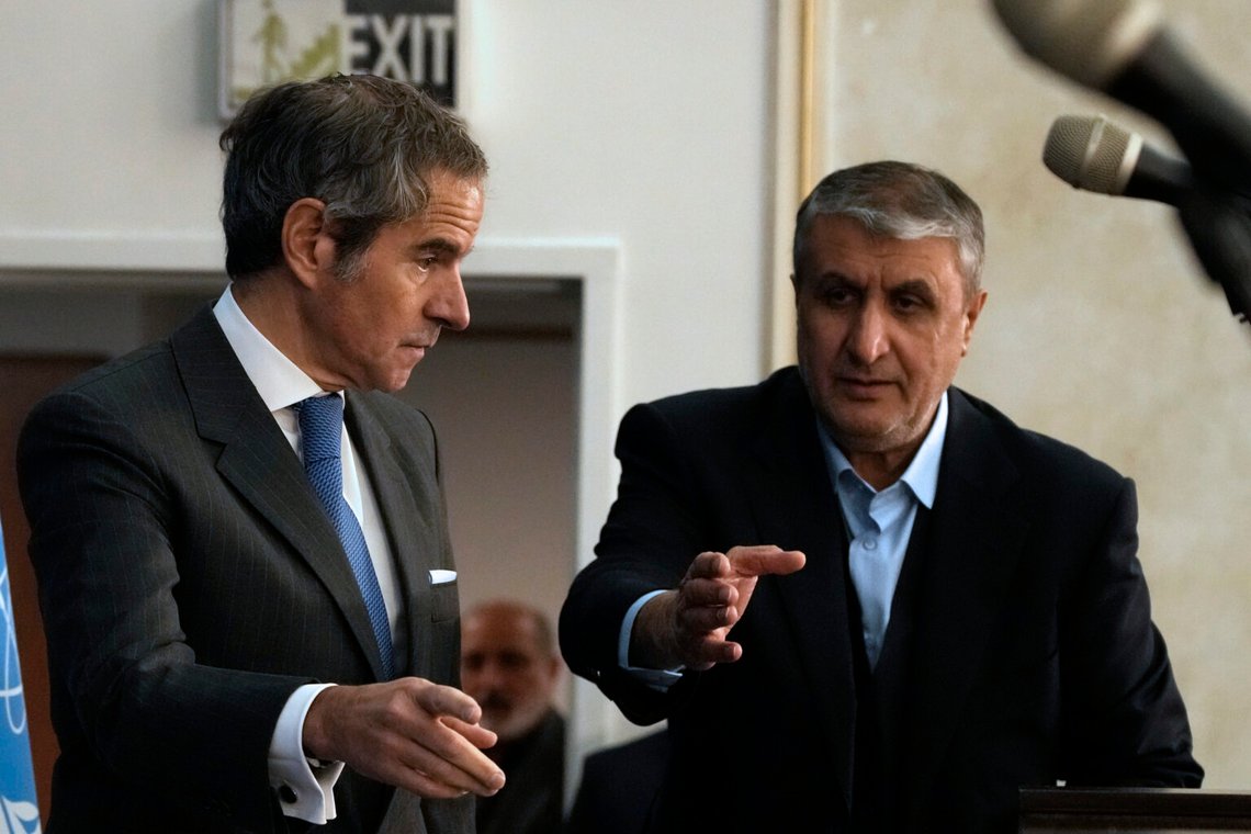 Internationella atomenergiorganet, IAEA, generaldirektör Rafael Mariano Grossi, till vänster, och chefen för Irans atomenergiorganisation Mohammad Eslami gestikulerar när de anländer till en presskonferens i Teheran, Iran, 14 november 2024. Foto: Vahid Salemi/AP Photo Internationella atomenergiorganet, IAEA, generaldirektör Rafael Mariano Grossi, till vänster, och chefen för Irans atomenergiorganisation Mohammad Eslami gestikulerar när de anländer till en presskonferens i Teheran, Iran, 14 november 2024. Foto: Vahid Salemi/AP Photo