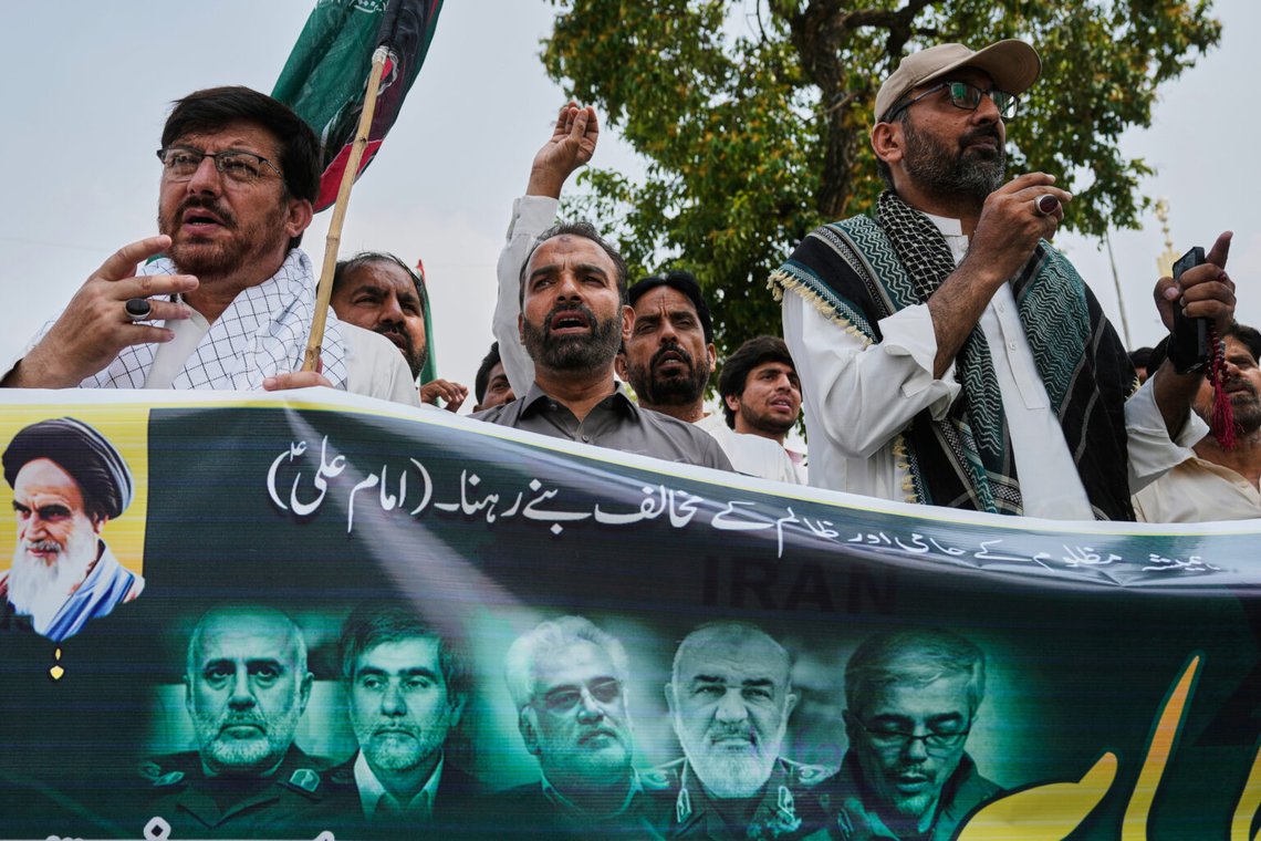 Shiamuslimer håller en demonstration i Islamabad, Pakistan, för att fördöma israeliska attacker mot Iran, den 13 juni 2025. Banderollen på urdu lyder: "Var alltid en anhängare av de förtryckta och en motståndare till förtryckaren." Foto: Anjum Naveed/AP Photo Shiamuslimer håller en demonstration i Islamabad, Pakistan, för att fördöma israeliska attacker mot Iran, den 13 juni 2025. Banderollen på urdu lyder: "Var alltid en anhängare av de förtryckta och en motståndare till förtryckaren." Foto: Anjum Naveed/AP Photo