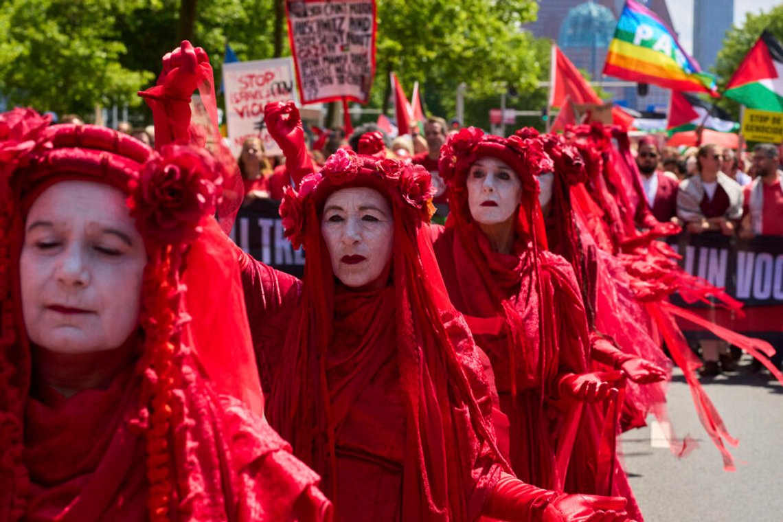 Tiotusentals rödklädda demonstranter marscherar och kräver att regeringen gör mer för att stoppa Israels attacker mot Gazaremsan under en demonstration i Haag, Nederländerna, den 15 juni 2025. Foto Peter Dejong / AP / NTB. Tiotusentals rödklädda demonstranter marscherar och kräver att regeringen gör mer för att stoppa Israels attacker mot Gazaremsan under en demonstration i Haag, Nederländerna, den 15 juni 2025. Foto Peter Dejong / AP / NTB.