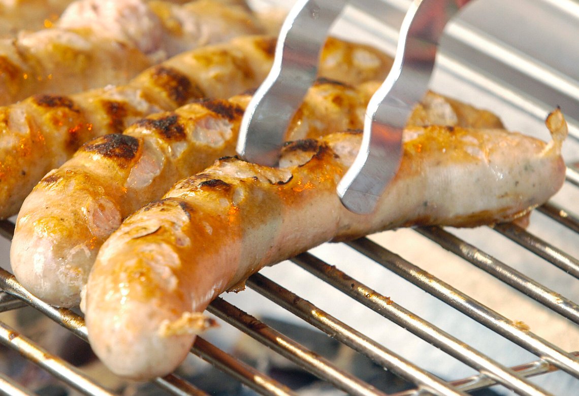 Korvarna ligger på grillen under en stor Rostbratwurst-grillfest i Erfurt i Thüringen. Foto: Jens Meyer / AP / NTB. Korvarna ligger på grillen under en stor Rostbratwurst-grillfest i Erfurt i Thüringen. Foto: Jens Meyer / AP / NTB.