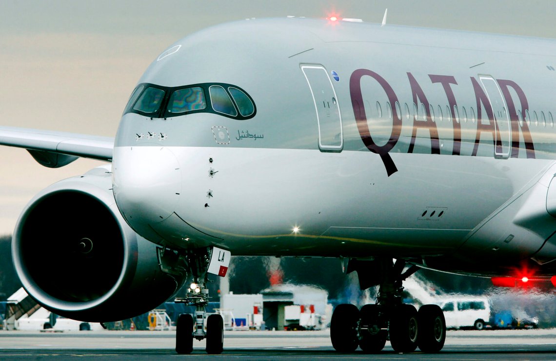 På den här arkivbilden från den 15 januari 2015 närmar sig ett Qatar Airways-plan som anländer från Doha, Qatar, gaten på flygplatsen i Frankfurt, Tyskland. Foto: Michael Probst/AP Photo På den här arkivbilden från den 15 januari 2015 närmar sig ett Qatar Airways-plan som anländer från Doha, Qatar, gaten på flygplatsen i Frankfurt, Tyskland. Foto: Michael Probst/AP Photo