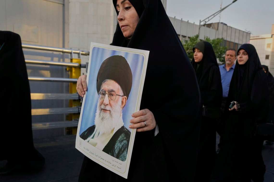 En kvinna bär en affisch av Irans högste ledare ayatolla Ali Khamenei under en demonstration med anledning av den shiitiska muslimska högtiden Eid al-Ghadir, som firar profeten Muhammeds utnämning av sin efterträdare, Ali, som vördas som den första shiitiska imamen, i Teheran den 14 juni 2025. Foto: Vahid Salemi / AP / NTB. En kvinna bär en affisch av Irans högste ledare ayatolla Ali Khamenei under en demonstration med anledning av den shiitiska muslimska högtiden Eid al-Ghadir, som firar profeten Muhammeds utnämning av sin efterträdare, Ali, som vördas som den första shiitiska imamen, i Teheran den 14 juni 2025. Foto: Vahid Salemi / AP / NTB.
