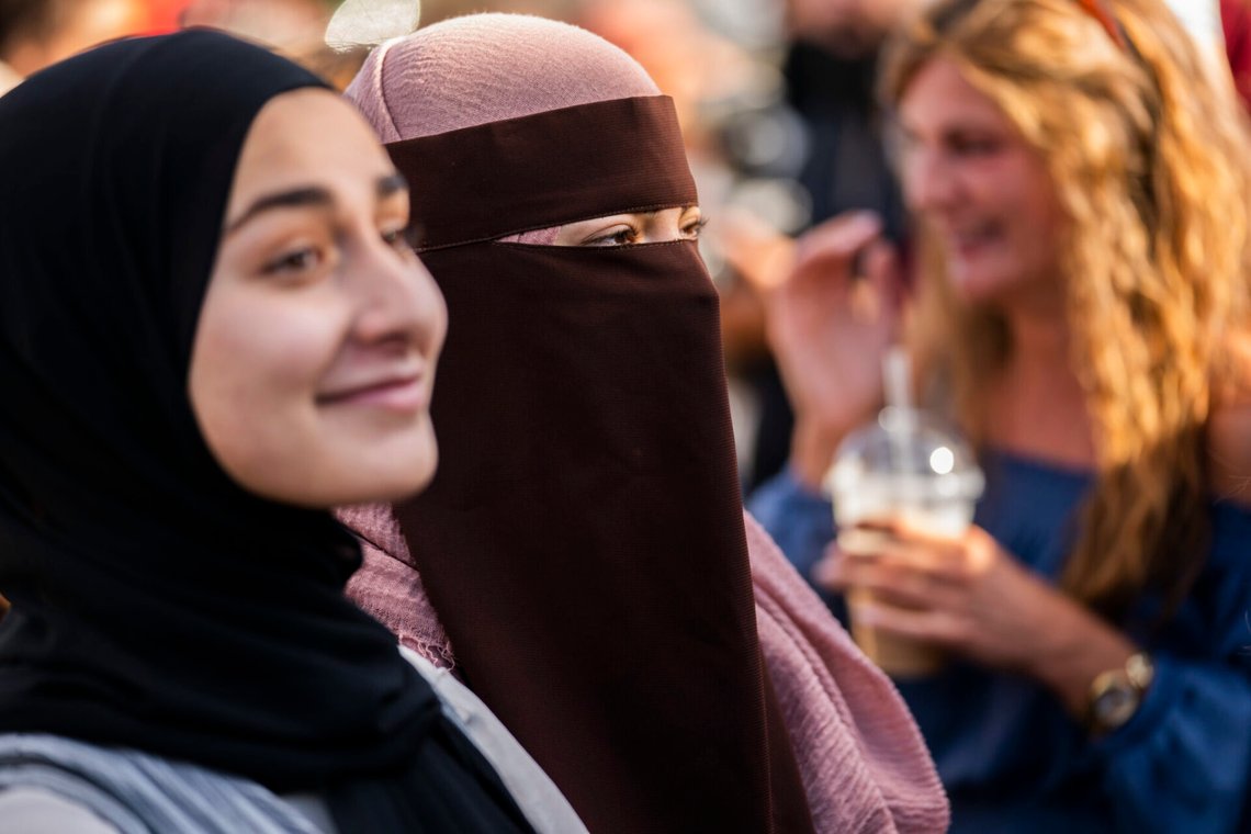 Gruppen "Kvinder i Dialog" demonstrerar mot den första bötesbestraffningen för att bära ansiktsskyddande niqab i Köpenhamn den 10 augusti 2018. Foto: Martin Sylvest / Ritzau Scanpix / NTB. Gruppen "Kvinder i Dialog" demonstrerar mot den första bötesbestraffningen för att bära ansiktsskyddande niqab i Köpenhamn den 10 augusti 2018. Foto: Martin Sylvest / Ritzau Scanpix / NTB.