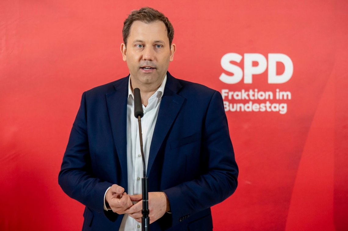 Lars Klingbeil, SPD:s parlamentariska gruppledare och förbundsordförande, talar inför SPD:s parlamentariska gruppmöte i Berlin, Tyskland, den 17 mars 2025. Foto: Michael Kappeler/dpa via AP Lars Klingbeil, SPD:s parlamentariska gruppledare och förbundsordförande, talar inför SPD:s parlamentariska gruppmöte i Berlin, Tyskland, den 17 mars 2025. Foto: Michael Kappeler/dpa via AP