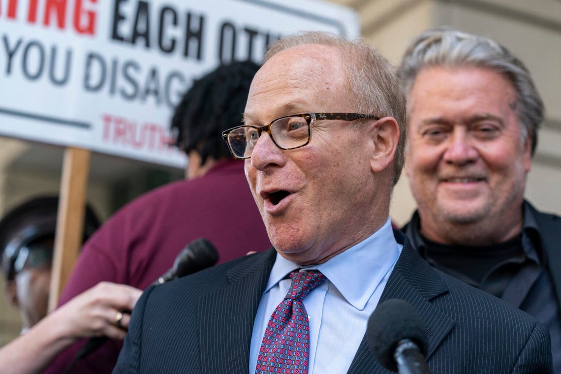 Advokat David Schoen, till vänster, talar med reportrar, tillsammans med den tidigare strategen i Vita huset, Steve Bannon, när de lämnar federal domstol den 22 juli 2022 i Washington. Foto: Alex Brandon/AP Photo Advokat David Schoen, till vänster, talar med reportrar, tillsammans med den tidigare strategen i Vita huset, Steve Bannon, när de lämnar federal domstol den 22 juli 2022 i Washington. Foto: Alex Brandon/AP Photo