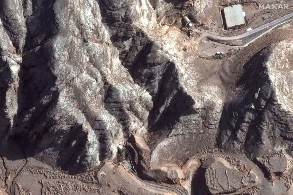 Denna satellitbild från tisdagen denna vecka visar tunnelmynningar vid kärnkraftsanläggningen i Isfahan i Iran efter flygattackerna. Foto: Maxar Technologies / AP / NTB Denna satellitbild från tisdagen denna vecka visar tunnelmynningar vid kärnkraftsanläggningen i Isfahan i Iran efter flygattackerna. Foto: Maxar Technologies / AP / NTB