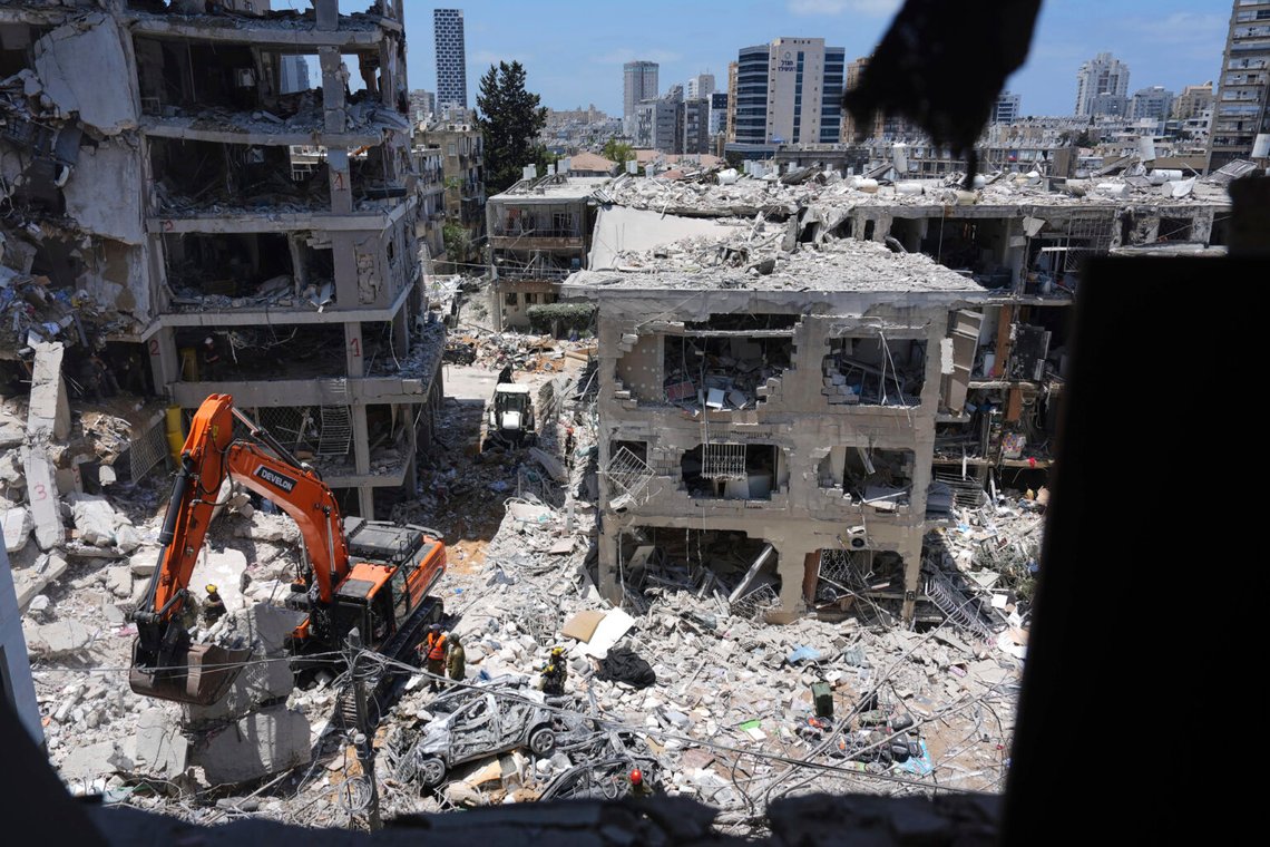 Israeliska soldater söker efter överlevande bland ruinerna av bostadshus som förstördes av en iransk raketattack i Bat Yam, centrala Israel. Foto: Ariel Schalit/NTB Israeliska soldater söker efter överlevande bland ruinerna av bostadshus som förstördes av en iransk raketattack i Bat Yam, centrala Israel. Foto: Ariel Schalit/NTB