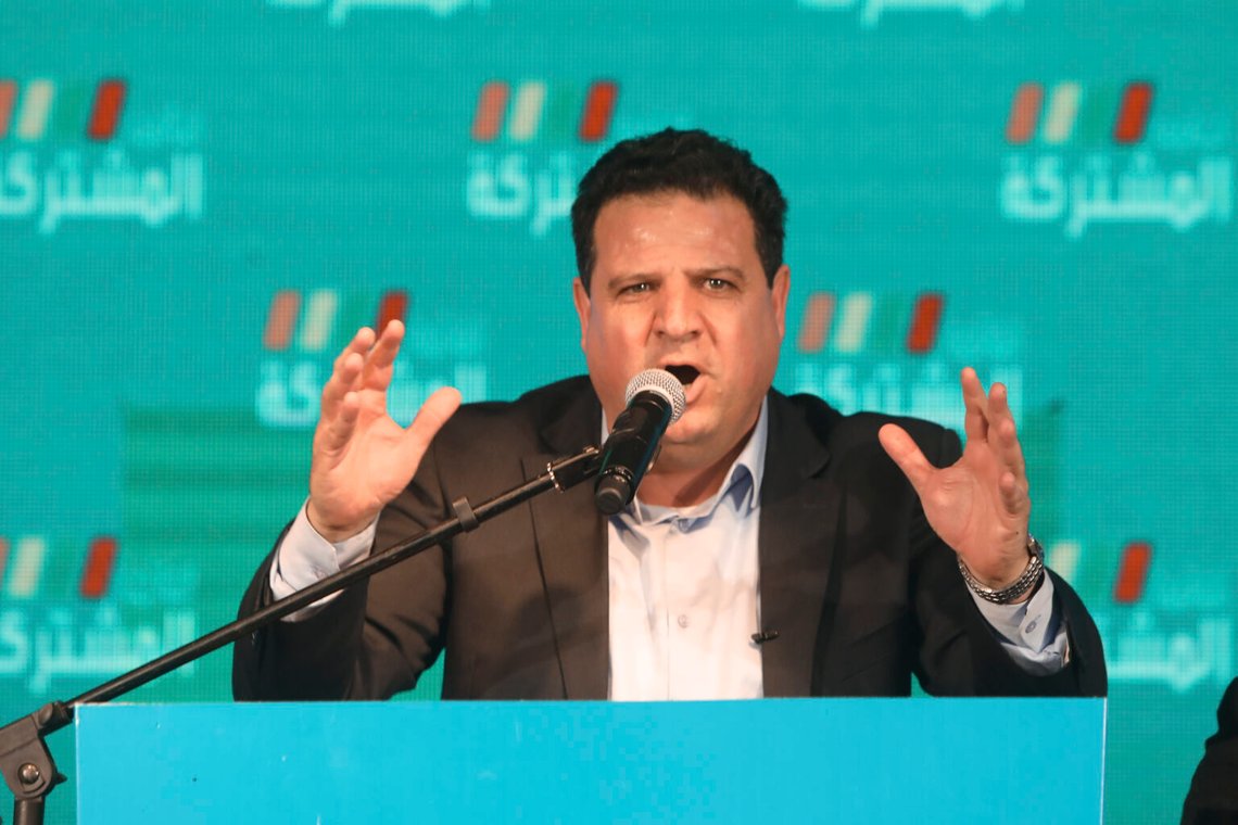 Ayman Odeh är ledare för det arabiska partiet Hadash-Ta'al. Knessets utskott har beslutat att parlamentet, med majoritetsröstning, ska avgöra om Odeh ska ställas inför riksrätt. Foto: Mahmoud Illean/ AP/ NTB Ayman Odeh är ledare för det arabiska partiet Hadash-Ta'al. Knessets utskott har beslutat att parlamentet, med majoritetsröstning, ska avgöra om Odeh ska ställas inför riksrätt. Foto: Mahmoud Illean/ AP/ NTB