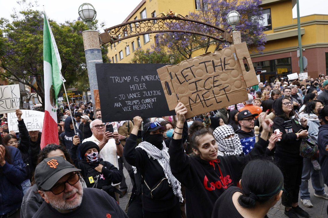 Från en demonstration i Oakland, nära San Francisco, i solidaritet med protesterna mot immigrationsmyndigheterna den 10 juni 2025. Foto: Santiago Mejia / San Francisco Chronicle via AP / NTB. Från en demonstration i Oakland, nära San Francisco, i solidaritet med protesterna mot immigrationsmyndigheterna den 10 juni 2025. Foto: Santiago Mejia / San Francisco Chronicle via AP / NTB.