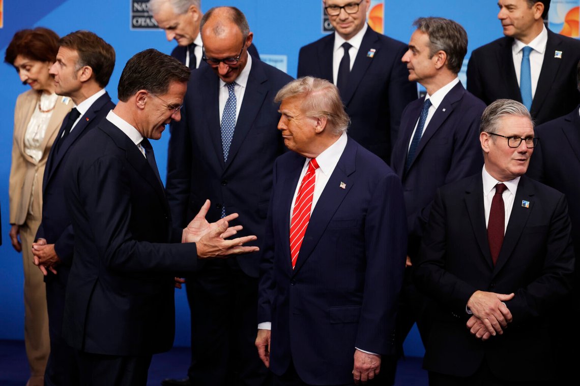 NATO:s generalsekreterare Mark Rutte berömde Trump för hans insatser i både Nato och Mellanöstern inför toppmötet. Bilden togs i samband med ett gemensamt foto av alla Nato-ledare. Foto: Geert Vanden Wijngaert / AP / NTB NATO:s generalsekreterare Mark Rutte berömde Trump för hans insatser i både Nato och Mellanöstern inför toppmötet. Bilden togs i samband med ett gemensamt foto av alla Nato-ledare. Foto: Geert Vanden Wijngaert / AP / NTB