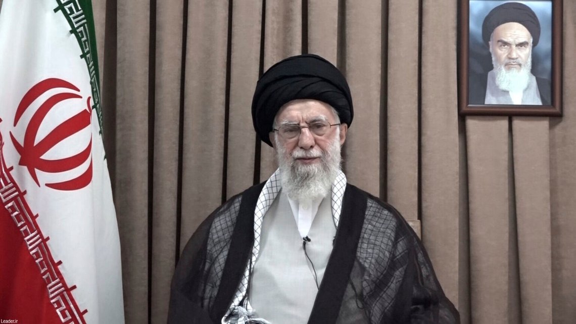 Irans högsta ledare, 86-årige ayatolla Ali Khamenei. Lever han farligt, eller är han säker? Det är svårt att säga. Foto: AP / NTB Irans högsta ledare, 86-årige ayatolla Ali Khamenei. Lever han farligt, eller är han säker? Det är svårt att säga. Foto: AP / NTB