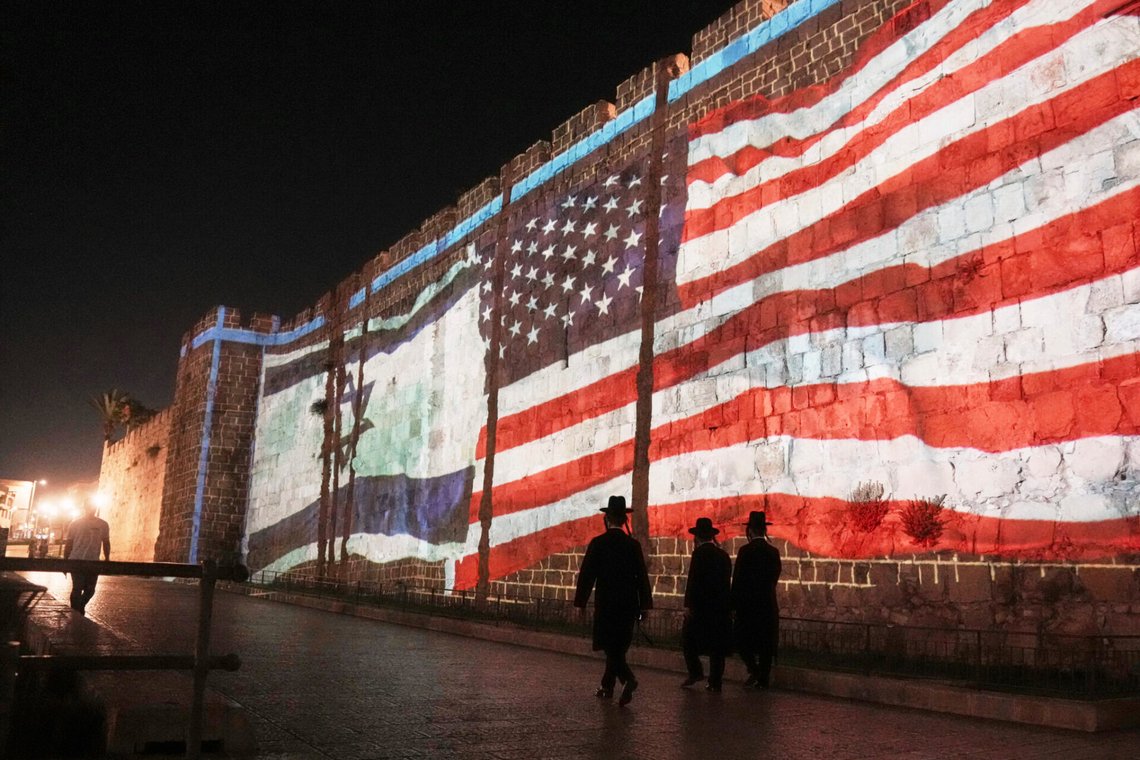En bild av amerikanska och israeliska flaggor projiceras på murarna i Jerusalems gamla stad den 22 juli 2025. Foto: Mahmoud Illean / AP / NTB. En bild av amerikanska och israeliska flaggor projiceras på murarna i Jerusalems gamla stad den 22 juli 2025. Foto: Mahmoud Illean / AP / NTB.