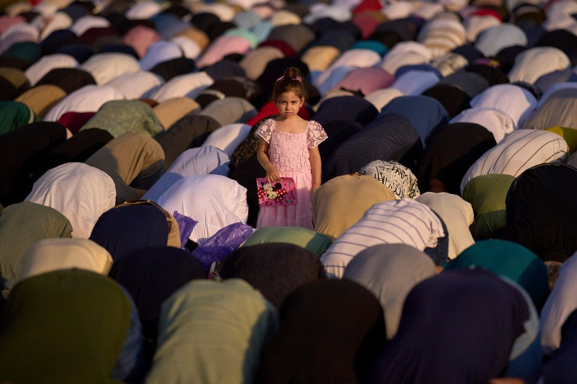 Ett barn står bland människor som deltar i Eid al-Adha-bönen på Dinamo-stadion i Bukarest, Rumänien, den 6 juni 2025. Foto: Vadim Ghirda / AP / NTB. Ett barn står bland människor som deltar i Eid al-Adha-bönen på Dinamo-stadion i Bukarest, Rumänien, den 6 juni 2025. Foto: Vadim Ghirda / AP / NTB.