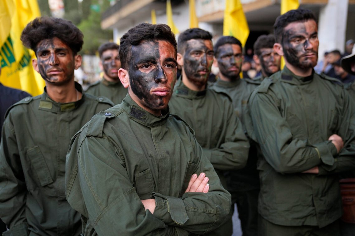 Hizbollah-medlemmar deltar i en begravningsceremoni för andra av rörelsens militanter som dödats av Israel, i Kherbet Selem, Libanon, den 10 oktober 2023. Foto: Hussein Malla / AP / NTB. Hizbollah-medlemmar deltar i en begravningsceremoni för andra av rörelsens militanter som dödats av Israel, i Kherbet Selem, Libanon, den 10 oktober 2023. Foto: Hussein Malla / AP / NTB.