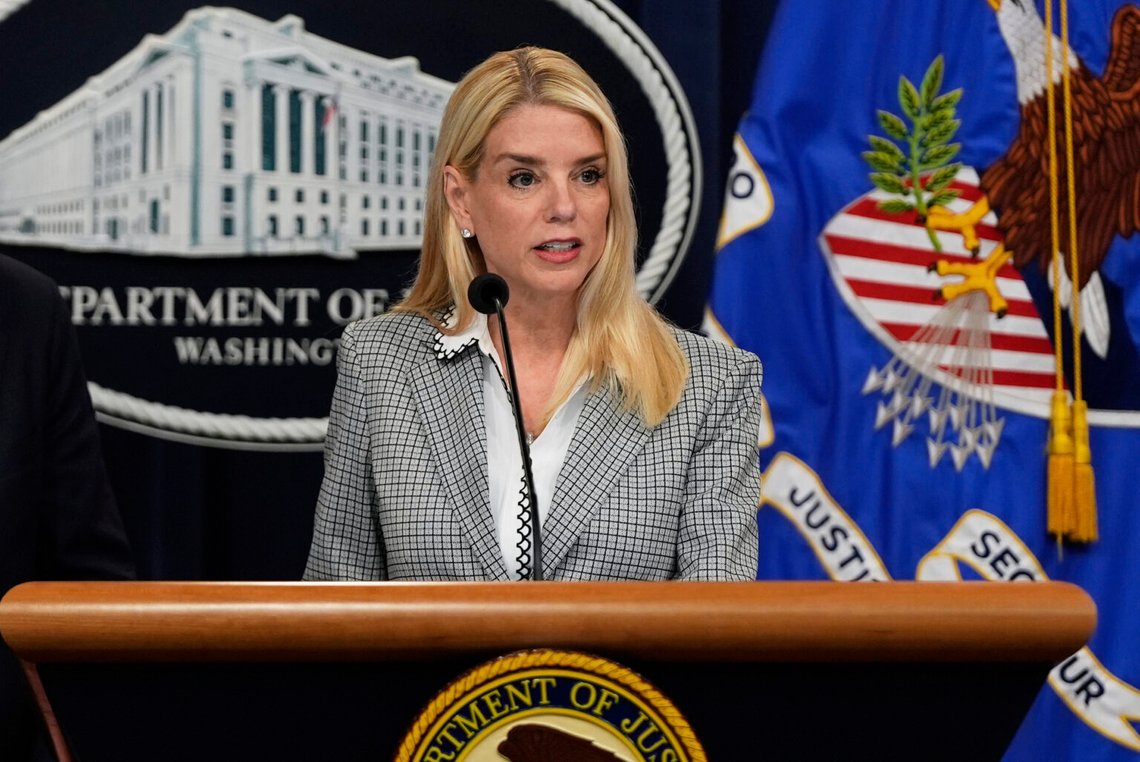 Justitieminister Pam Bondi talar under en presskonferens om Kilmar Abrego Garcia vid justitiedepartementet, 6 juni 2025, i Washington. Foto: Julia Demaree Nikhinson/AP Photo Justitieminister Pam Bondi talar under en presskonferens om Kilmar Abrego Garcia vid justitiedepartementet, 6 juni 2025, i Washington. Foto: Julia Demaree Nikhinson/AP Photo