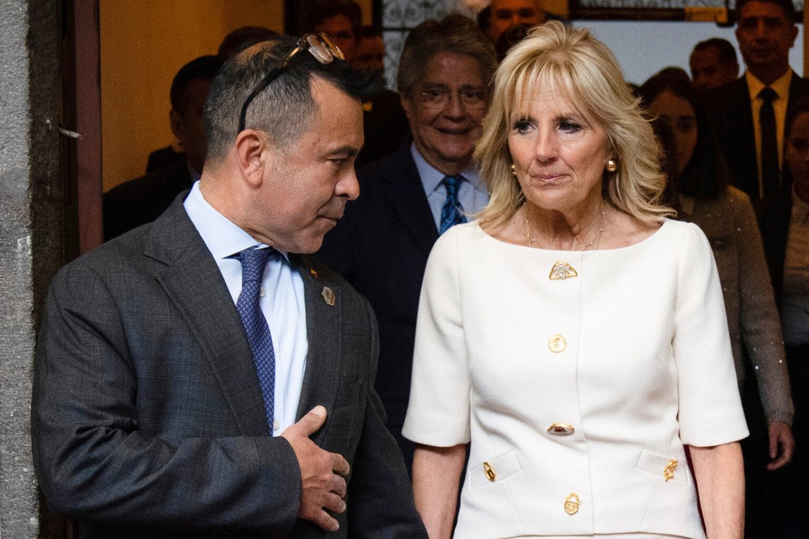Seniorrådgivaren Anthony Bernal talar med sin dåvarande chef, första damen Jill Biden. Bernal har nu kallats till förhör och måste infinna sig inför representanthusets tillsynskommitté. Foto: Erin Schaff/The New York Times via AP/NTB Seniorrådgivaren Anthony Bernal talar med sin dåvarande chef, första damen Jill Biden. Bernal har nu kallats till förhör och måste infinna sig inför representanthusets tillsynskommitté. Foto: Erin Schaff/The New York Times via AP/NTB