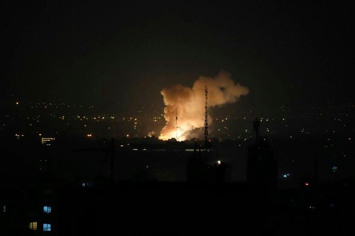 Rök stiger upp från en explosion efter en israelisk attack i Teheran den 13 juni 2025. Foto: Vahid Salemi / AP / NTB. Rök stiger upp från en explosion efter en israelisk attack i Teheran den 13 juni 2025. Foto: Vahid Salemi / AP / NTB.