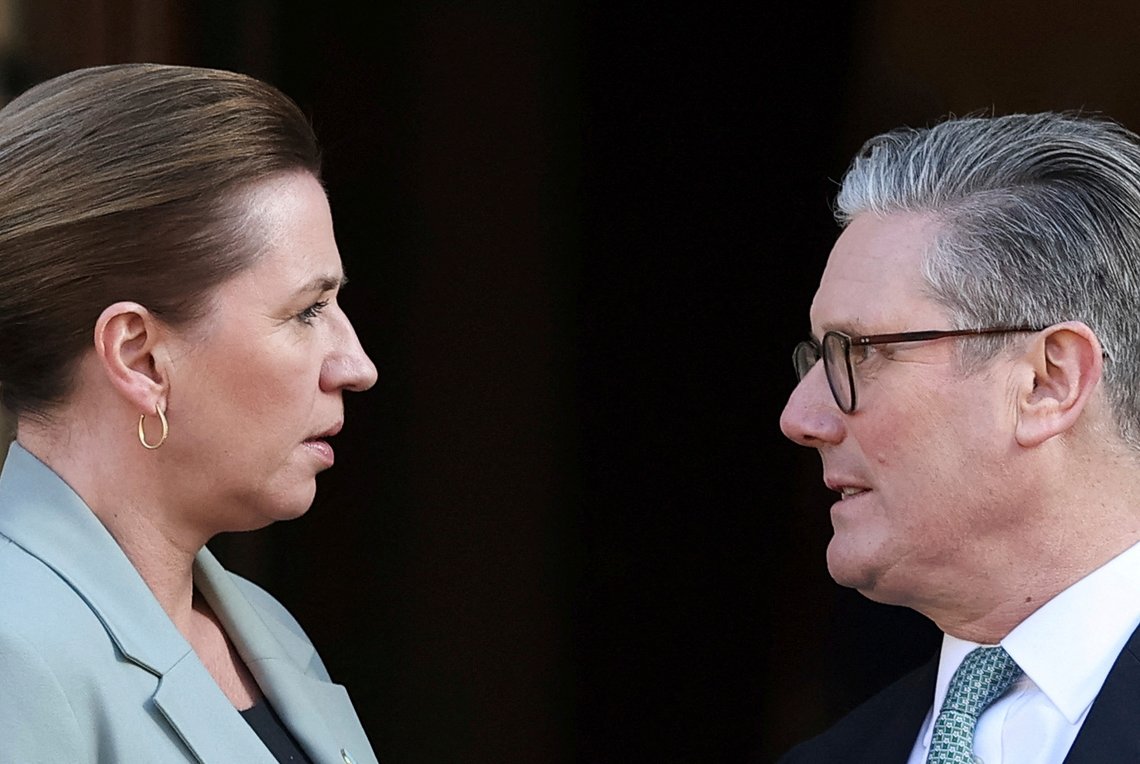 Storbritanniens premiärminister Keir Starmer välkomnar Danmarks premiärminister Mette Frederiksen till Europas ledarnas toppmöte om Ukraina i London den 2 mars 2025. Foto: Toby Melville / Pool via AP / NTB Storbritanniens premiärminister Keir Starmer välkomnar Danmarks premiärminister Mette Frederiksen till Europas ledarnas toppmöte om Ukraina i London den 2 mars 2025. Foto: Toby Melville / Pool via AP / NTB