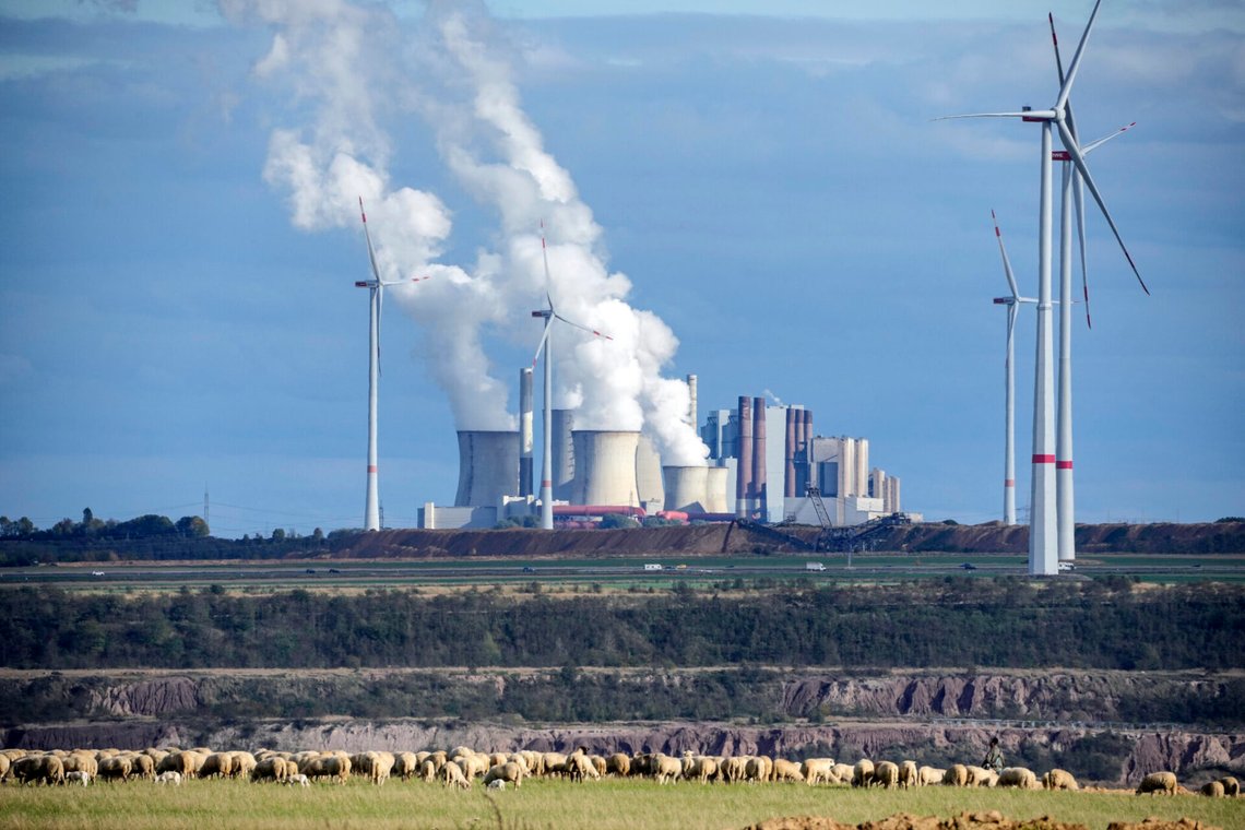 En flock får betar inte långt från ett kolkraftverk nära ett dagbrott i Lützerath i den tyska delstaten Nordrhein-Westfalen den 16 oktober 2022. Foto: Martin Meissner / AP / NTB. En flock får betar inte långt från ett kolkraftverk nära ett dagbrott i Lützerath i den tyska delstaten Nordrhein-Westfalen den 16 oktober 2022. Foto: Martin Meissner / AP / NTB.