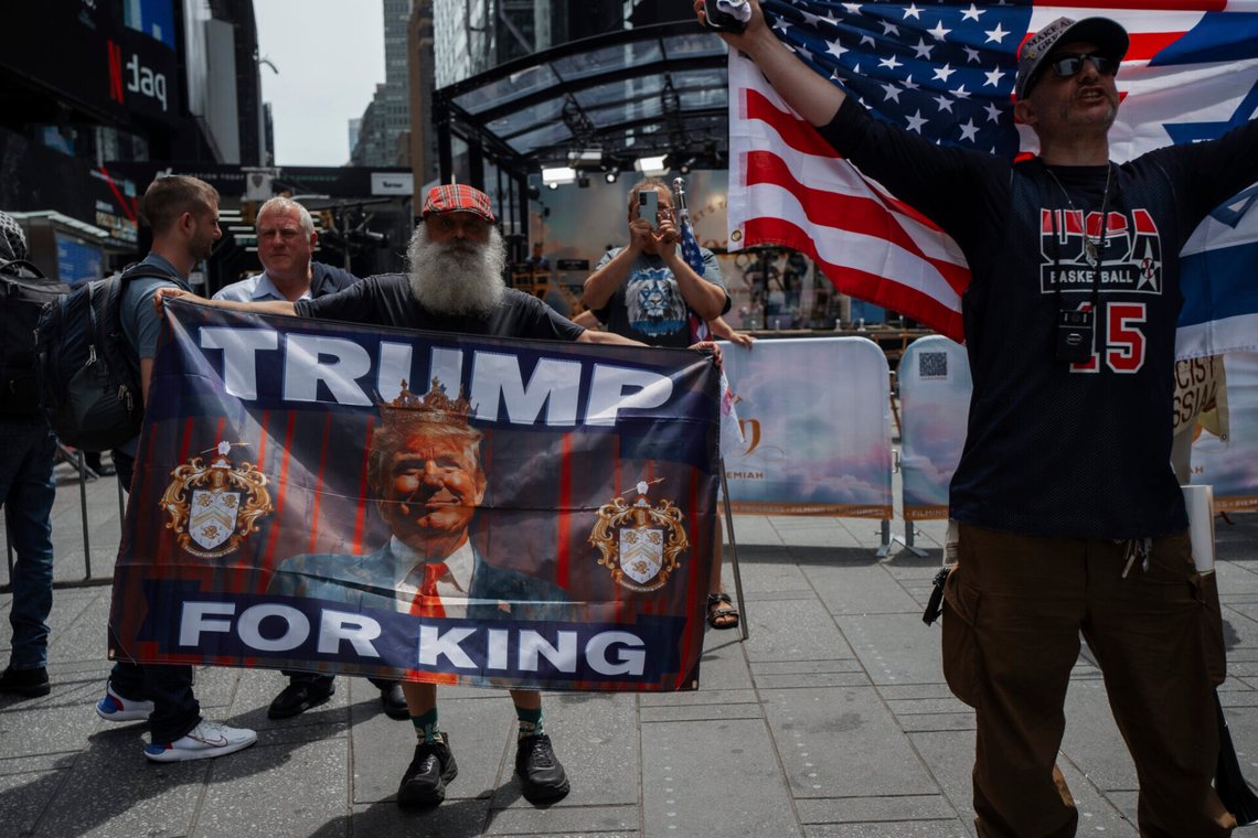 Trump-anhängare protesterar mot USA:s attack mot Iran på Times Square i New York den 22 juni, under en protest mot USA:s attack mot Iran den 22 juni 2025. Foto: Olga Fedorova / AP / NTB. Trump-anhängare protesterar mot USA:s attack mot Iran på Times Square i New York den 22 juni, under en protest mot USA:s attack mot Iran den 22 juni 2025. Foto: Olga Fedorova / AP / NTB.