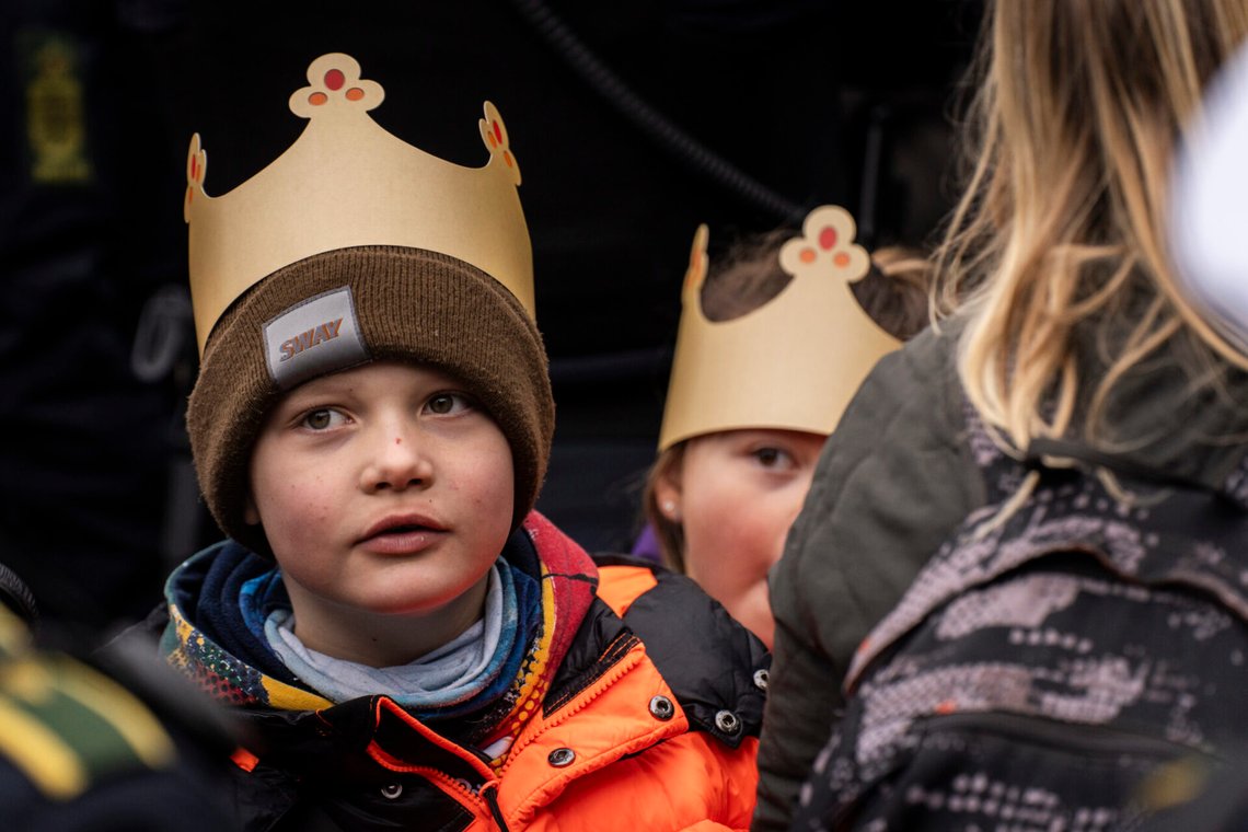 Upphetsade danskar under den danska tronskiftet i Köpenhamn den 14 januari 2024, där drottning Margrethe abdikerade och hennes äldste son Frederik tog över som regent. Foto: Emil Nicolai Helms / Ritzau Scanpix / NTB. Upphetsade danskar under den danska tronskiftet i Köpenhamn den 14 januari 2024, där drottning Margrethe abdikerade och hennes äldste son Frederik tog över som regent. Foto: Emil Nicolai Helms / Ritzau Scanpix / NTB.