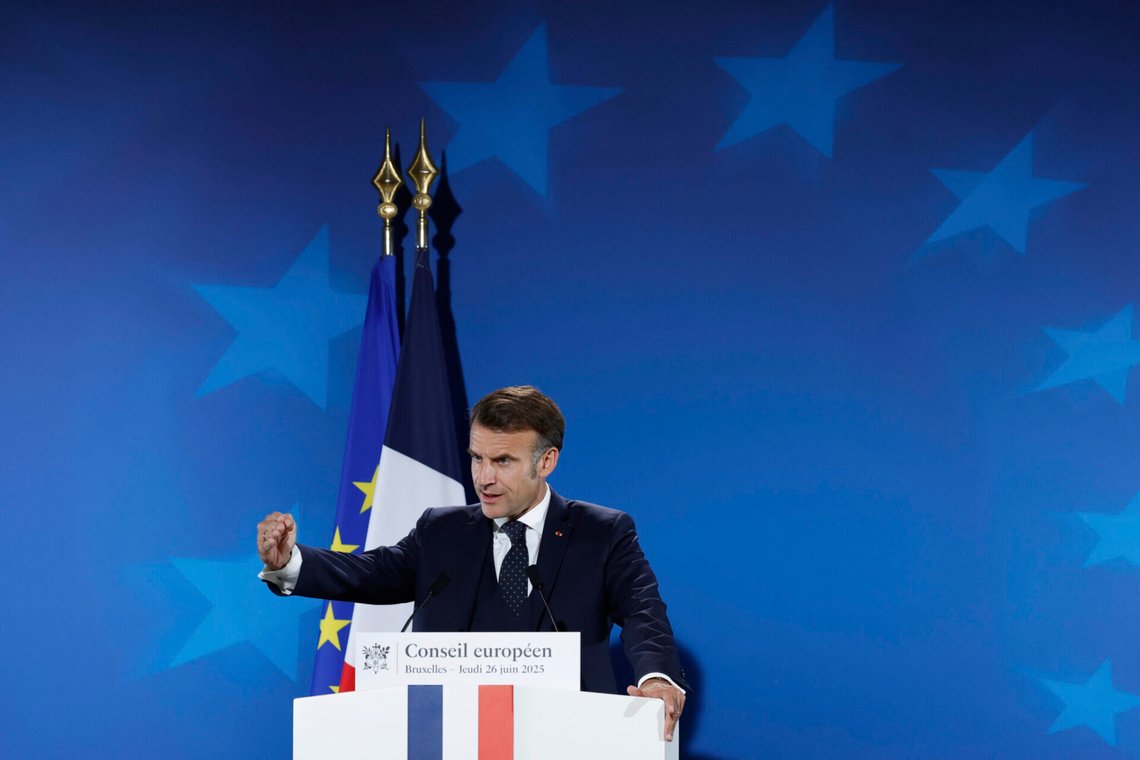 Emmanuel Macron under en presskonferens vid ett EU-toppmöte i Bryssel den 27 juni 2025. Foto: Omar Havana / AP / NTB. Emmanuel Macron under en presskonferens vid ett EU-toppmöte i Bryssel den 27 juni 2025. Foto: Omar Havana / AP / NTB.