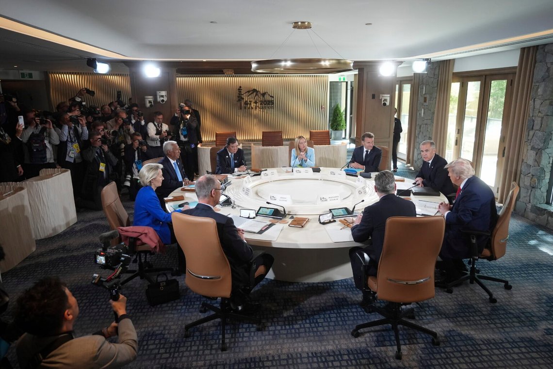 Kanadas premiärminister Mark Carney, bak till höger, talar under ett arbetsmöte vid G7-toppmötet i Kananaskis, Alberta, Kanada, måndagen den 16 juni 2025. Med Carney sitter, medsols, president Donald Trump, Storbritanniens premiärminister Keir Starmer, Tysklands förbundskansler Friedrich Merz, Europeiska kommissionens ordförande Ursula von der Leyen, Europeiska rådets ordförande Antonio Costa, Japans premiärminister Shigeru Ishiba, Italiens premiärminister Giorgia Meloni och Frankrikes president Emmanuel Macron. Foto: Darryl Dyck/AP-NTB Kanadas premiärminister Mark Carney, bak till höger, talar under ett arbetsmöte vid G7-toppmötet i Kananaskis, Alberta, Kanada, måndagen den 16 juni 2025. Med Carney sitter, medsols, president Donald Trump, Storbritanniens premiärminister Keir Starmer, Tysklands förbundskansler Friedrich Merz, Europeiska kommissionens ordförande Ursula von der Leyen, Europeiska rådets ordförande Antonio Costa, Japans premiärminister Shigeru Ishiba, Italiens premiärminister Giorgia Meloni och Frankrikes president Emmanuel Macron. Foto: Darryl Dyck/AP-NTB