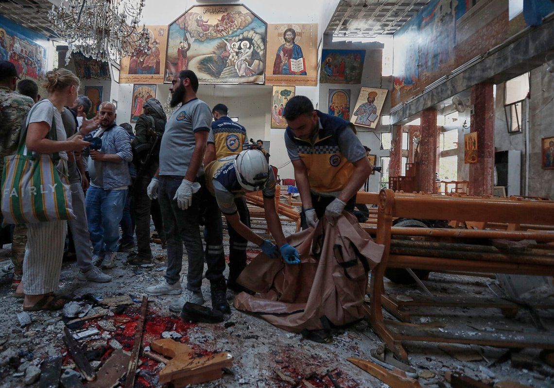 Syriskt civilförsvarspersonal avlägsnar kvarlevor inuti Mar Elias-kyrkan, där en självmordsbombare sprängde sig själv i Dweil’a i utkanten av Damaskus, Syrien, den 22 juni 2025. Foto: Omar Sanadiki / AP / NTB. Syriskt civilförsvarspersonal avlägsnar kvarlevor inuti Mar Elias-kyrkan, där en självmordsbombare sprängde sig själv i Dweil’a i utkanten av Damaskus, Syrien, den 22 juni 2025. Foto: Omar Sanadiki / AP / NTB.