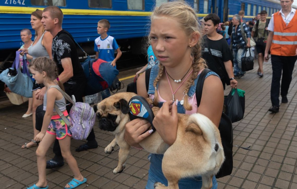 Ukraina. 4 augusti 2022: Krig i Ukraina. Flyktingar väntar på evakueringståg från Pokrovsk, den sista järnvägsstationen i Donetskregionen, Ukraina. Foto: Shutterstock, Ukraina. 4 augusti 2022: Krig i Ukraina. Flyktingar väntar på evakueringståg från Pokrovsk, den sista järnvägsstationen i Donetskregionen, Ukraina. Foto: Shutterstock,
