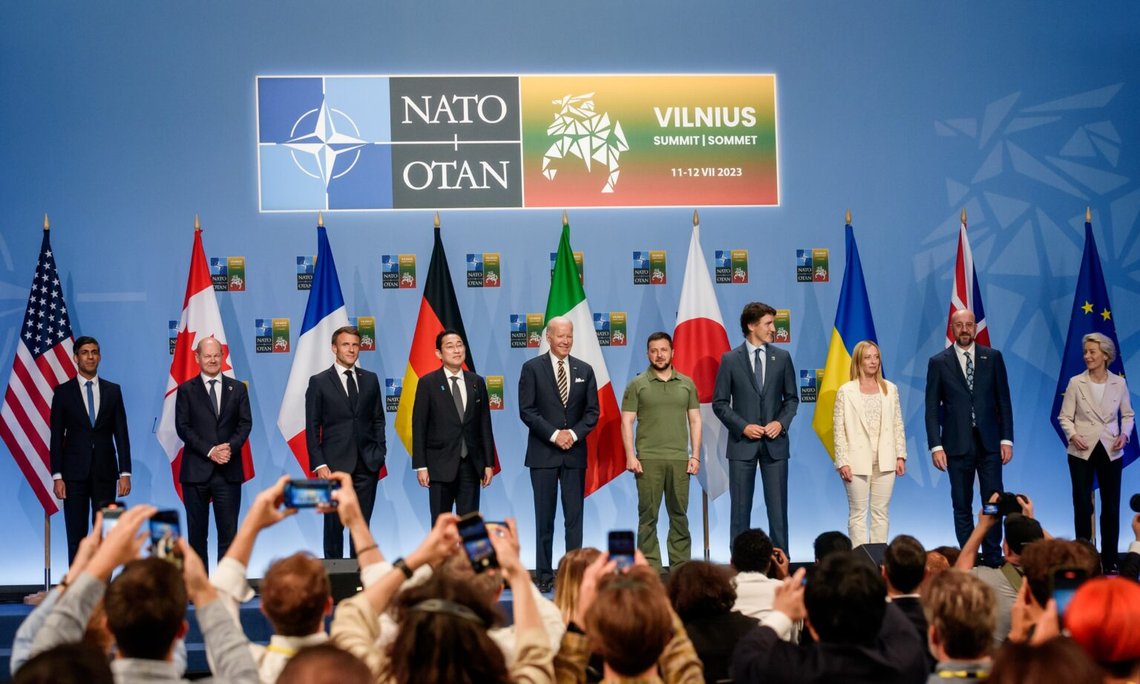 Vilnius, Litauen. 12 juli 2023. G7-ledarna tillkännager ett gemensamt stöduttalande för Ukraina under Nato-toppmötet 2023. Foto: Shutterstock av Gints Ivuskans. Vilnius, Litauen. 12 juli 2023. G7-ledarna tillkännager ett gemensamt stöduttalande för Ukraina under Nato-toppmötet 2023. Foto: Shutterstock av Gints Ivuskans.