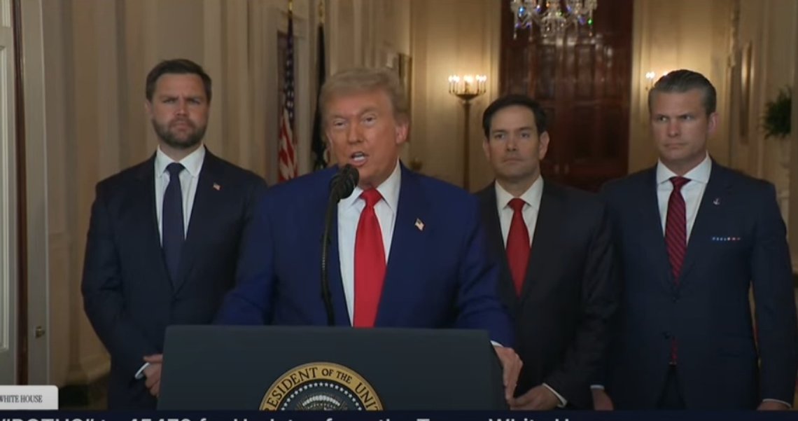 President Donald Trump talar från Vita husets östra rum i Washington, lördagen den 21 juni 2025, efter att den amerikanska militären attackerat tre iranska kärnkrafts- och militäranläggningar, och därmed direkt anslutit sig till Israels försök att halshugga landets kärnkraftsprogram, medan vicepresident JD Vance, utrikesminister Marco Rubio och försvarsminister Pete Hegseth lyssnar. Foto: Carlos Barria/Pool via AP President Donald Trump talar från Vita husets östra rum i Washington, lördagen den 21 juni 2025, efter att den amerikanska militären attackerat tre iranska kärnkrafts- och militäranläggningar, och därmed direkt anslutit sig till Israels försök att halshugga landets kärnkraftsprogram, medan vicepresident JD Vance, utrikesminister Marco Rubio och försvarsminister Pete Hegseth lyssnar. Foto: Carlos Barria/Pool via AP