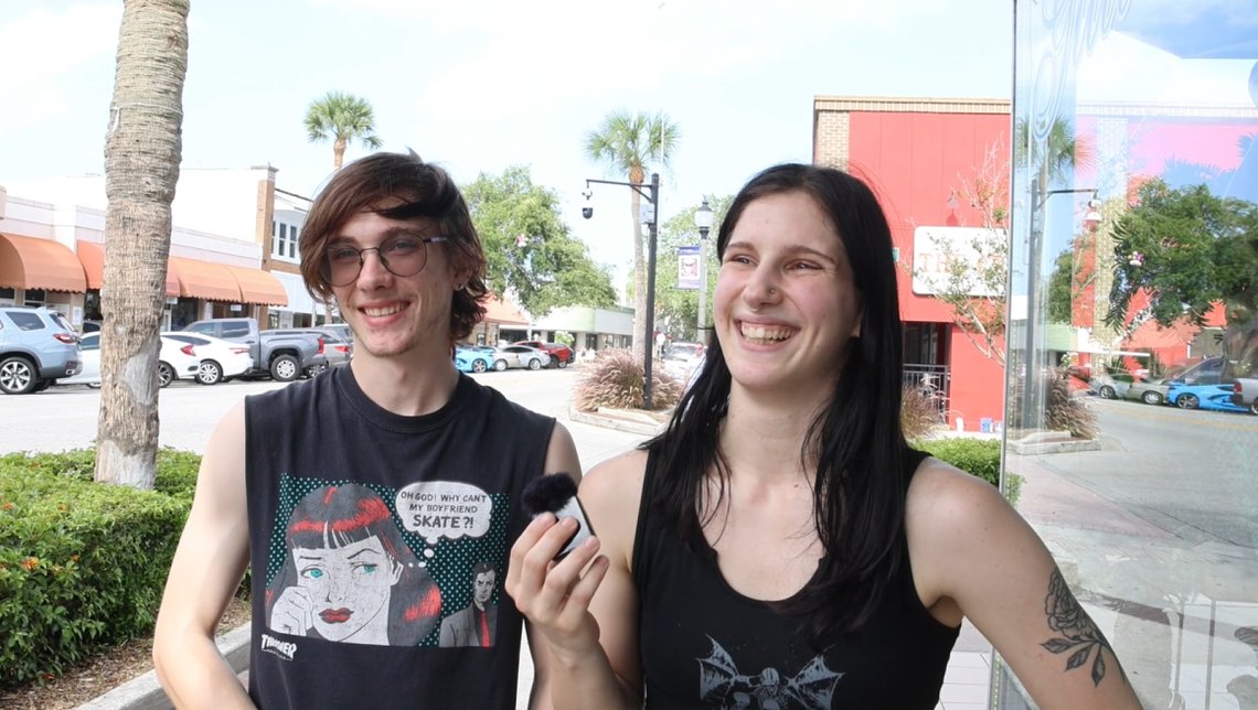 Demokraterna Megan och Rowan pratar om Musks och Trumps bromance och "skilsmässa". Foto: Elisabeth Rooney, i Melbourne, Florida. Demokraterna Megan och Rowan pratar om Musks och Trumps bromance och "skilsmässa". Foto: Elisabeth Rooney, i Melbourne, Florida.