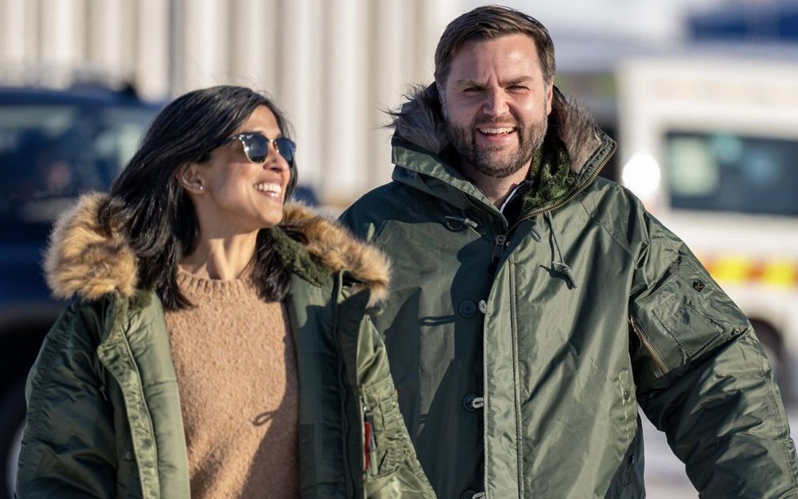 JD Vance och hans fru Usha på Grönland besöker den amerikanska rymdstyrkebasen. Säkerhet och försvar är den här administrationens högsta prioritet. 28 mars 2025. Foto: Wikipedia. JD Vance och hans fru Usha på Grönland besöker den amerikanska rymdstyrkebasen. Säkerhet och försvar är den här administrationens högsta prioritet. 28 mars 2025. Foto: Wikipedia.