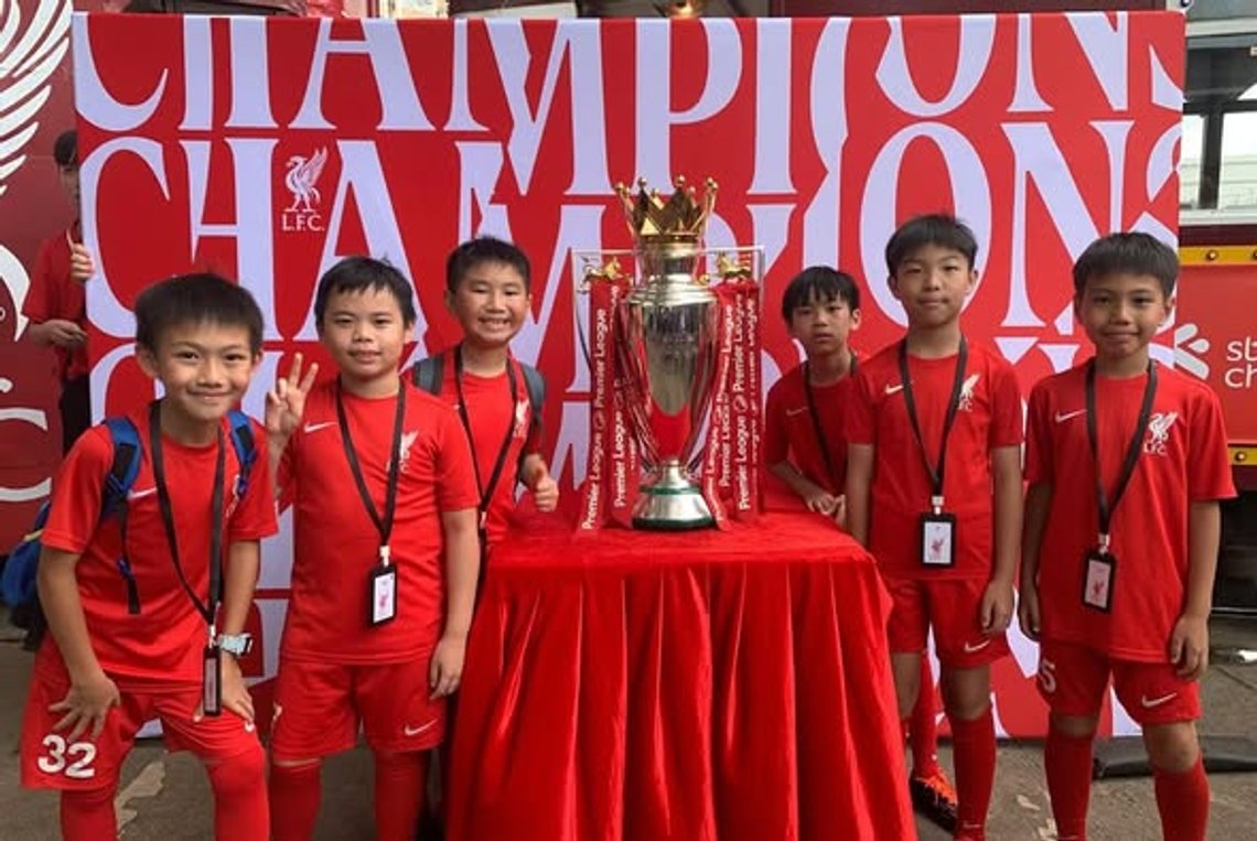 Unga fotbollsspelare från Hongkong poserar runt pokalen från Liverpools seger under den senaste säsongen av Premier League. Om några veckor bryter det ut igen. Foto: Facebook/LFC Unga fotbollsspelare från Hongkong poserar runt pokalen från Liverpools seger under den senaste säsongen av Premier League. Om några veckor bryter det ut igen. Foto: Facebook/LFC