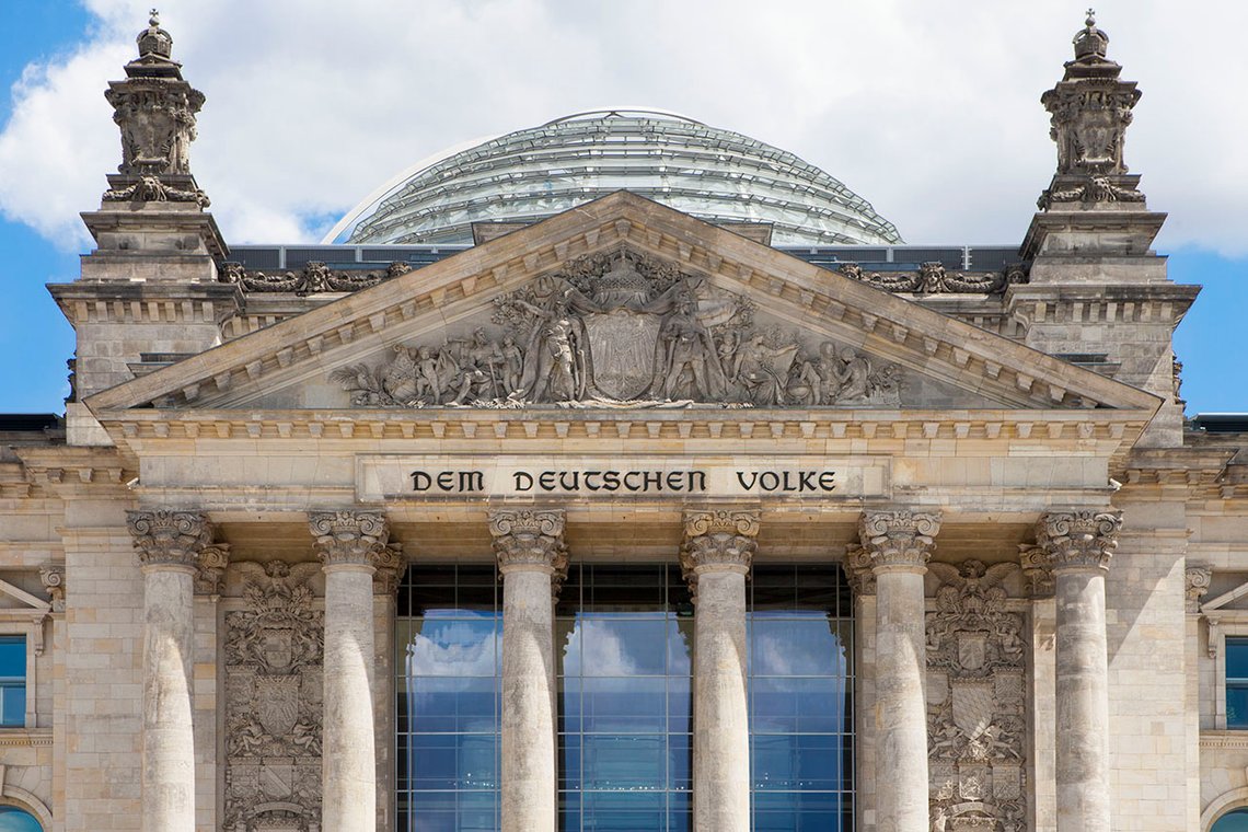 Reichstagshuset är förbundsdagens säte. "Dem deutschen Volke" blir allt mindre tyskt. Foto: Arnt Jensvoll Reichstagshuset är förbundsdagens säte. "Dem deutschen Volke" blir allt mindre tyskt. Foto: Arnt Jensvoll