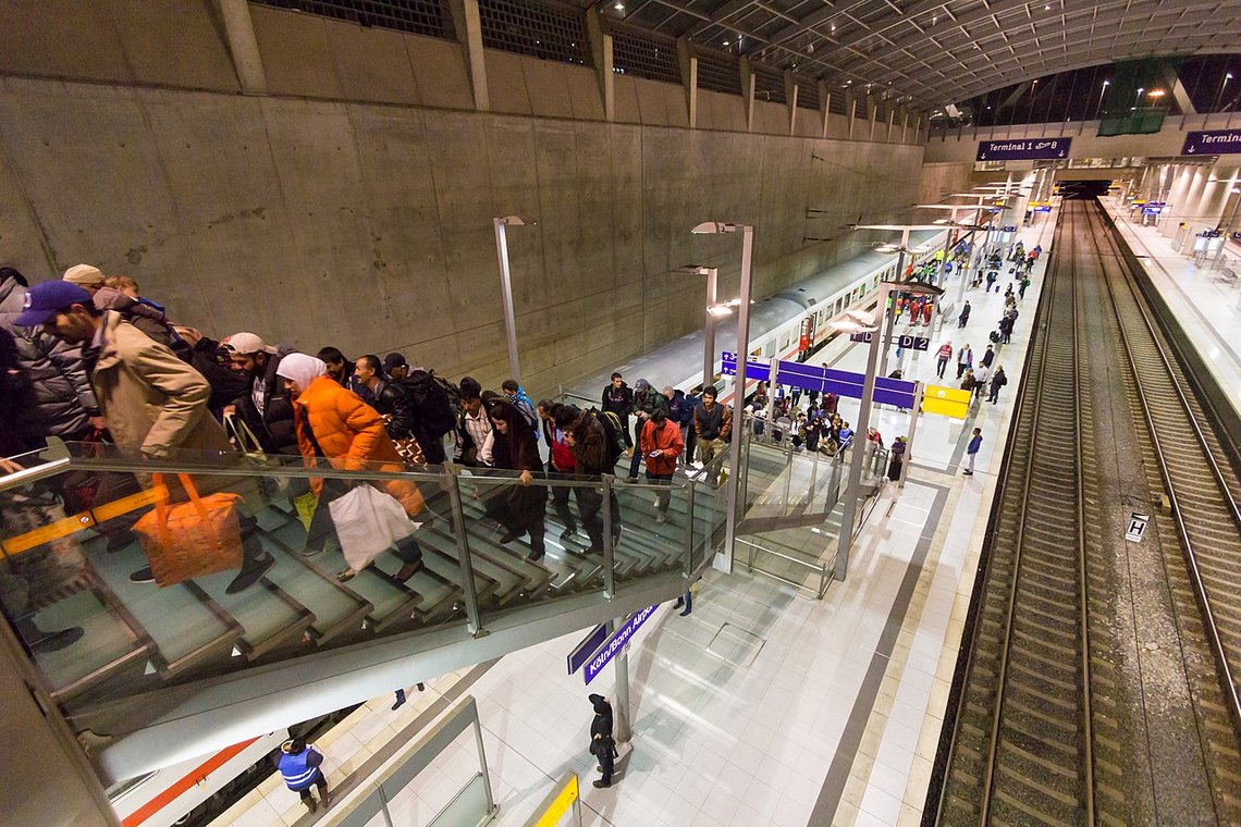 Tågstationen vid Köln-Bonn flygplats – ankomst av flyktingar. Foto: Raimond Spekking / CC BY-SA 4.0 Tågstationen vid Köln-Bonn flygplats – ankomst av flyktingar. Foto: Raimond Spekking / CC BY-SA 4.0