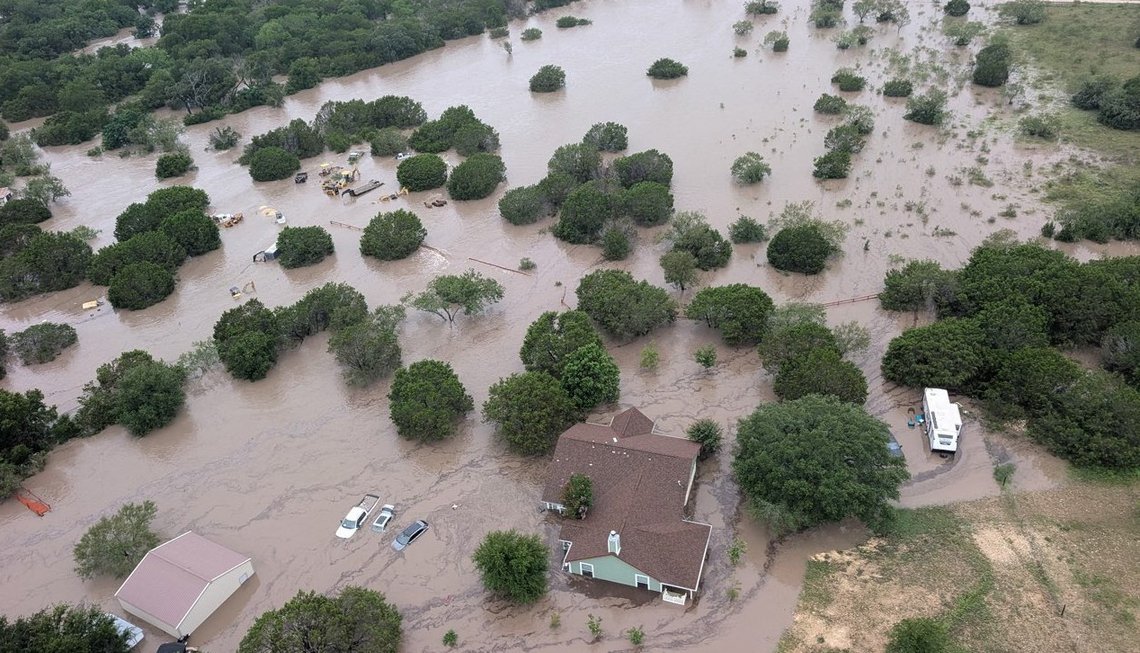 Översvämning nära Kerrville, Texas den 5 juli 2025. USCG MH-65-helikoptrar har genomfört 12 utfall till det översvämmade området, räddat 15 lägerdeltagare från Camp Mystic i Hunt och hjälpt till med evakueringen av 230 personer. Foto: Wikimedia. Översvämning nära Kerrville, Texas den 5 juli 2025. USCG MH-65-helikoptrar har genomfört 12 utfall till det översvämmade området, räddat 15 lägerdeltagare från Camp Mystic i Hunt och hjälpt till med evakueringen av 230 personer. Foto: Wikimedia.